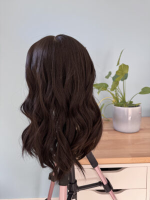 Volumateur capillaire en cheveux naturels chatains très foncés. Idéal pour alopécie, cheveux fins ou clairsemés. Solution chute de cheveux.