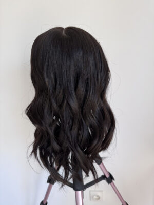 Volumateur capillaire en cheveux naturels chatains très foncés. Idéal pour alopécie, cheveux fins ou clairsemés. Solution chute de cheveux.