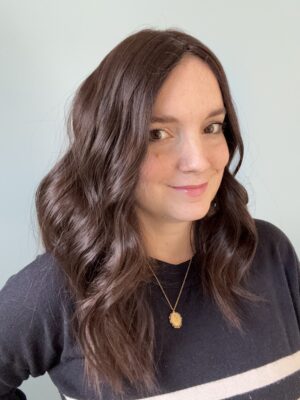 Volumateur capillaire en cheveux naturels chatains foncés. Idéal pour alopécie, cheveux fins ou clairsemés. Solution chute de cheveux.