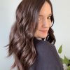 Volumateur capillaire en cheveux naturels chatains foncés. Idéal pour alopécie, cheveux fins ou clairsemés. Solution chute de cheveux.