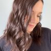 Volumateur capillaire en cheveux naturels chatains foncés. Idéal pour alopécie, cheveux fins ou clairsemés. Solution chute de cheveux.