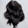 Volumateur capillaire en cheveux naturels chatains foncés. Idéal pour alopécie, cheveux fins ou clairsemés. Solution chute de cheveux.