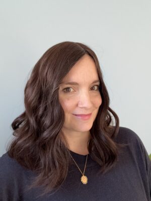 Volumateur capillaire en cheveux naturels chatains foncés. Idéal pour alopécie, cheveux fins ou clairsemés. Solution chute de cheveux.