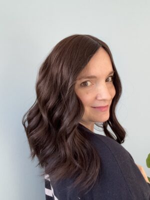 Volumateur capillaire en cheveux naturels chatains foncés. Idéal pour alopécie, cheveux fins ou clairsemés. Solution chute de cheveux.