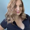 Le volumateur capillaire Anais est en cheveux naturels. C'est un blond doré illuminé de légères mèches blondes claires.