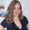 Le volumateur capillaire Anais est en cheveux naturels. C'est un blond doré illuminé de légères mèches blondes claires.