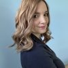 Le volumateur capillaire Anais est en cheveux naturels. C'est un blond doré illuminé de légères mèches blondes claires.