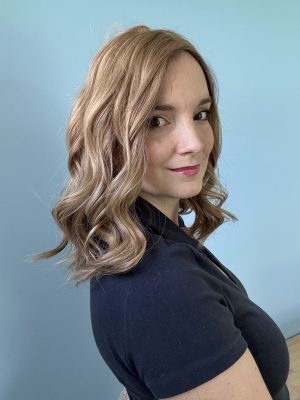 Il toupet Anais è in capelli naturali. È un biondo dorato illuminato da leggere ciocche di biondo chiaro.
