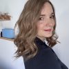 Le volumateur capillaire Anais est en cheveux naturels. C'est un blond doré illuminé de légères mèches blondes claires.