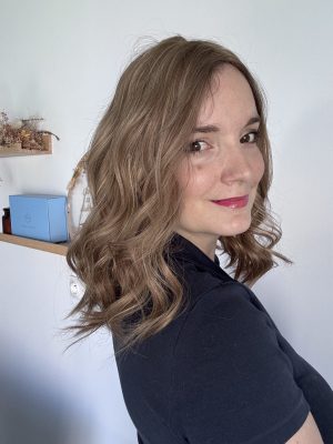 Il toupet Anais è in capelli naturali. È un biondo dorato illuminato da leggere ciocche di biondo chiaro.