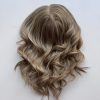 Le volumateur capillaire Anais est en cheveux naturels. C'est un blond doré illuminé de légères mèches blondes claires.