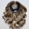 Le volumateur capillaire Anais est en cheveux naturels. C'est un blond doré illuminé de légères mèches blondes claires.