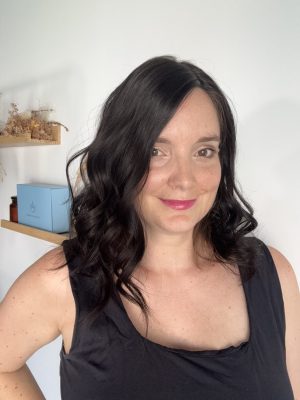 Volumateur capillaire en cheveux naturels chatains très foncés. Idéal pour alopécie, cheveux fins ou clairsemés. Solution chute de cheveux.