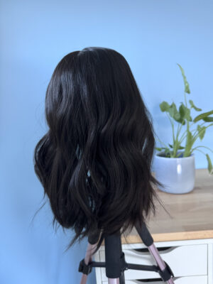 Volumateur capillaire en cheveux naturels chatains très foncés. Idéal pour alopécie, cheveux fins ou clairsemés. Solution chute de cheveux.