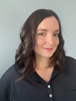 Volumateur capillaire en cheveux naturels chatains très foncés. Idéal pour alopécie, cheveux fins ou clairsemés. Solution chute de cheveux.