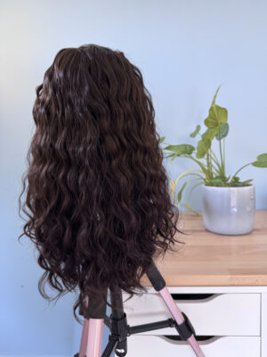 Volumateur capillaire bouclé en cheveux naturels chatains foncés. Idéal pour chute de cheveux. Solution chute de cheveux.