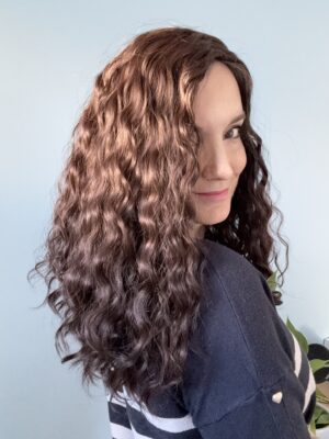 Volumateur capillaire bouclé en cheveux naturels chatains foncés. Idéal pour chute de cheveux. Solution chute de cheveux.