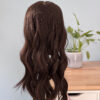 Volumateur capillaire en cheveux naturels châtains foncés. Idéal pour alopécie, cheveux fins ou clairsemés. Solution chute de cheveux.