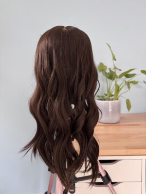 Volumateur capillaire en cheveux naturels châtains foncés. Idéal pour alopécie, cheveux fins ou clairsemés. Solution chute de cheveux.