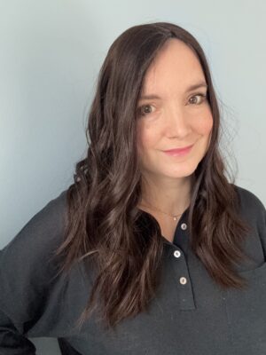 Volumateur capillaire en cheveux naturels châtains foncés. Idéal pour alopécie, cheveux fins ou clairsemés. Solution chute de cheveux.