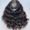 Volumateur capillaire chatain foncé bouclé en cheveux naturels. Idéale pour alopécie, cheveux fins et clairsemés ou manque de densité.