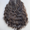 Volumateur capillaire chatain foncé bouclé en cheveux naturels. Idéale pour alopécie, cheveux fins et clairsemés ou manque de densité.