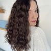 Volumateur capillaire chatain foncé bouclé en cheveux naturels. Idéale pour alopécie, cheveux fins et clairsemés ou manque de densité.