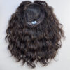 Volumateur capillaire chatain foncé bouclé en cheveux naturels. Idéale pour alopécie, cheveux fins et clairsemés ou manque de densité.