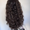 Volumateur capillaire chatain foncé bouclé en cheveux naturels. Idéale pour alopécie, cheveux fins et clairsemés ou manque de densité.