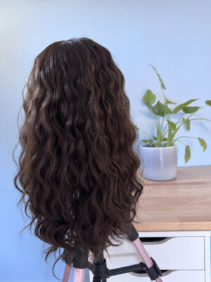 Volumateur capillaire chatain foncé bouclé en cheveux naturels. Idéale pour alopécie, cheveux fins et clairsemés ou manque de densité.