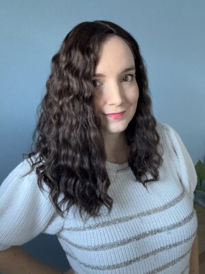 Volumateur capillaire chatain foncé bouclé en cheveux naturels. Idéale pour alopécie, cheveux fins et clairsemés ou manque de densité.