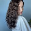 Volumateur capillaire chatain foncé bouclé en cheveux naturels. Idéale pour alopécie, cheveux fins et clairsemés ou manque de densité.