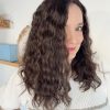 Volumateur capillaire chatain foncé bouclé en cheveux naturels. Idéale pour alopécie, cheveux fins et clairsemés ou manque de densité.
