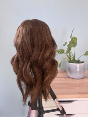 Le volumateur capillaire Autumn Leaves est en cheveux naturels européens. C'est un blond foncé. Idéal pour alopécie androgénétique ou cheveux fins et clairement.