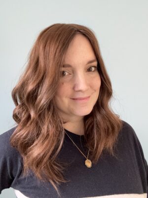 Le volumateur capillaire Autumn Leaves est en cheveux naturels européens. C'est un blond foncé. Idéal pour alopécie androgénétique ou cheveux fins et clairement.