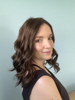 Topper capilar Dakota em cabelo natural brasileiro castanho claro acinzentado iluminado com ligeiros reflexos dourados. Ideal para cabelo fino, alopecia androgenética ou cabelo ralo.