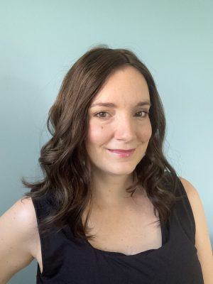 Topper capilar Dakota em cabelo natural brasileiro castanho claro acinzentado iluminado com ligeiros reflexos dourados. Ideal para cabelo fino, alopecia androgenética ou cabelo ralo.