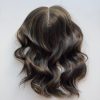 Volumateur capillaire Dakota en cheveux naturels brésilien châtain clair cendrés illuminés de légers reflets dorés. Idéal pour cheveux fins, alopécie androgénétique ou cheveux clairsemés.