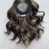 Volumateur capillaire Dakota en cheveux naturels brésilien châtain clair cendrés illuminés de légers reflets dorés. Idéal pour cheveux fins, alopécie androgénétique ou cheveux clairsemés.