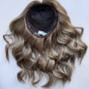 Volumateur capillaire en cheveux naturels blonds clair cendré pour chute de cheveux, cheveux fins et clairsemés et alopécie. Solution alopécie.