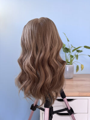 Volumateur capillaire en cheveux naturels blonds clair cendré pour chute de cheveux, cheveux fins et clairsemés et alopécie. Solution alopécie.