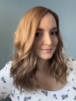 Volumateur capillaire en cheveux naturels blonds clair cendré pour chute de cheveux, cheveux fins et clairsemés et alopécie. Solution alopécie.