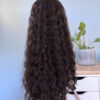 Volumateur capillaire bouclé en cheveux naturels chatains foncés. Idéal pour chute de cheveux. Solution chute de cheveux.