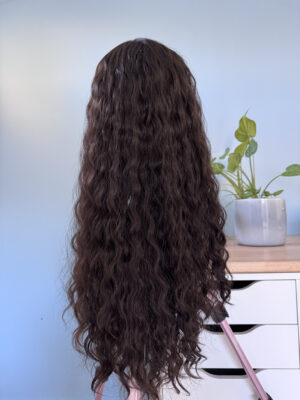 Volumateur capillaire bouclé en cheveux naturels chatains foncés. Idéal pour chute de cheveux. Solution chute de cheveux.