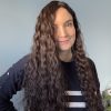 Volumateur capillaire bouclé en cheveux naturels chatains foncés. Idéal pour chute de cheveux. Solution chute de cheveux.