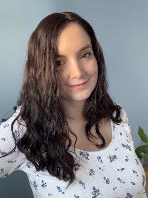 Volumateur capillaire Katie chatain foncé ondulé pour alopécie, cheveux fins et clairsemés. Solution perte de cheveux.