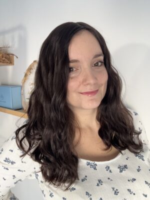 Volumateur capillaire Katie chatain foncé ondulé pour alopécie, cheveux fins et clairsemés. Solution perte de cheveux.