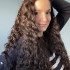 Volumateur capillaire bouclé en cheveux naturels chatains foncés. Idéal pour chute de cheveux. Solution chute de cheveux.