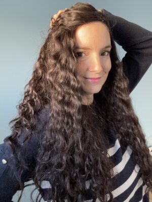 Volumateur capillaire bouclé en cheveux naturels chatains foncés. Idéal pour chute de cheveux. Solution chute de cheveux.