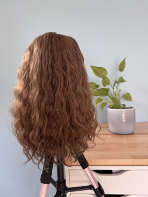 Volumateur capillaire Kate en cheveux bouclés pour alopécie androgénétique, cheveux fins et clairsemé, manque de volume. Solution idéale pour perte de cheveux.